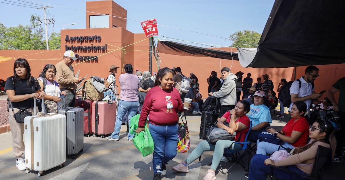 CNTE escala presión: toma el aeropuerto de Oaxaca y paraliza calles de la capital